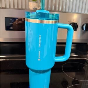 NWT Stanley × Starbucks turquoise 40oz
Tumbler (JUST RELEASED) 🩵